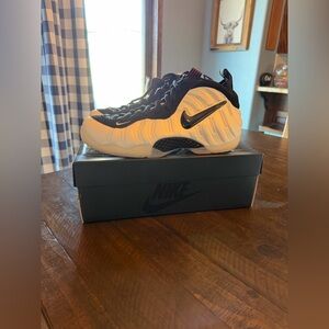 Nike Air Foamposite Pro “Pearl” Size: 10.5